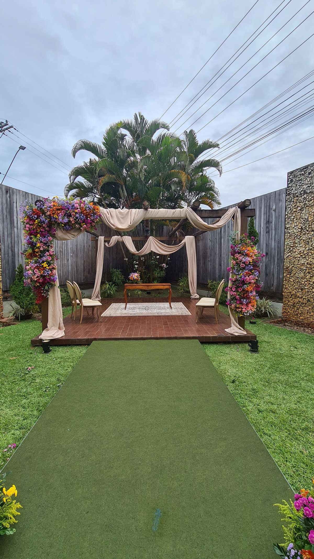 Cerimônia de casamento ao ar livre no jardim