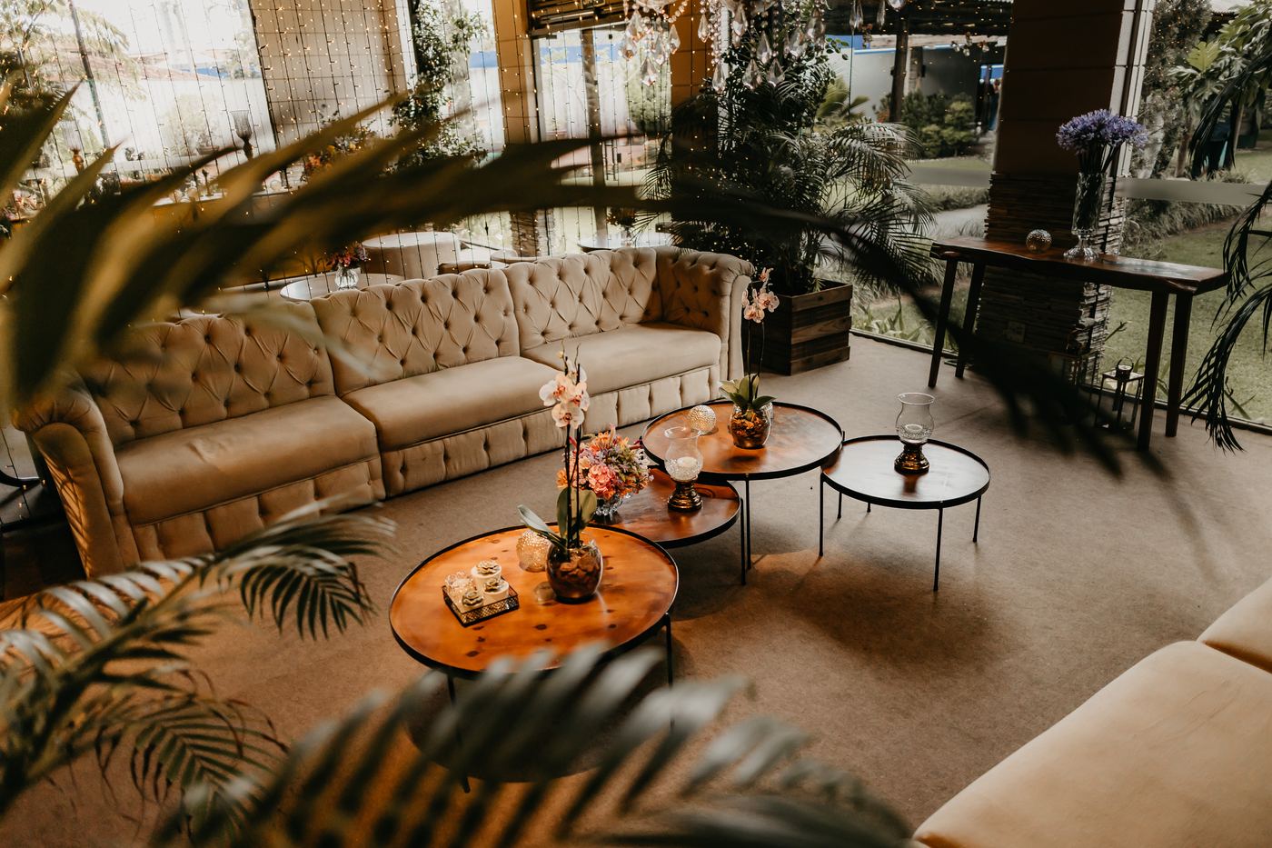 Lounge aconchegante do espaço, com sofás e vegetação
