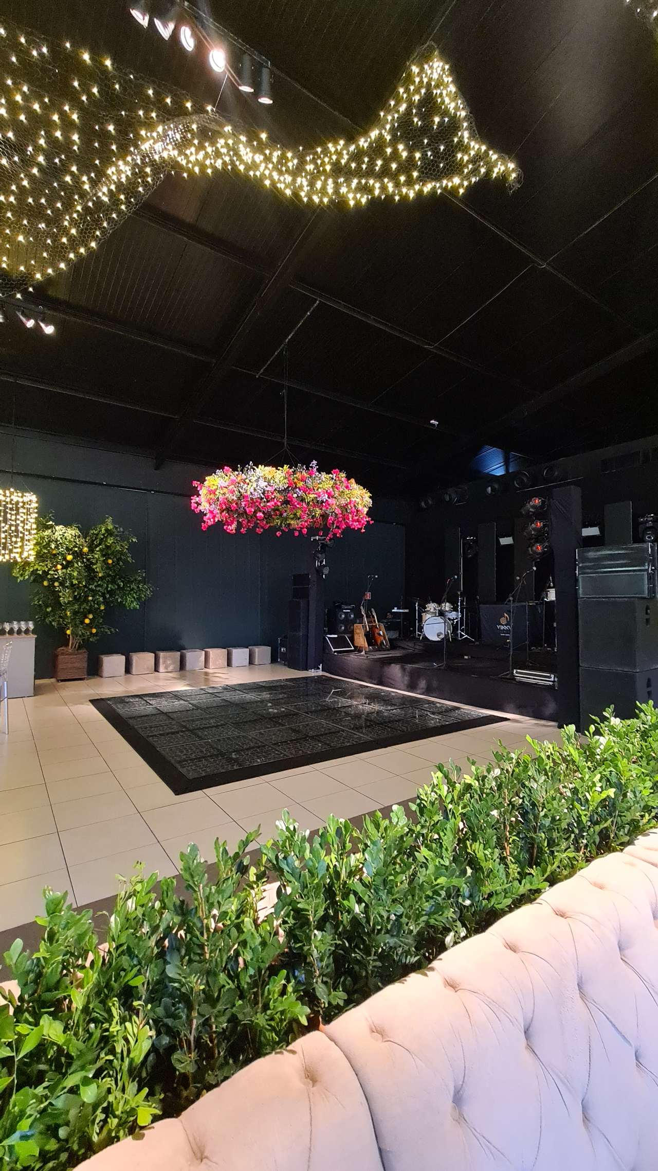 Lounge com poltronas e detalhes dourados