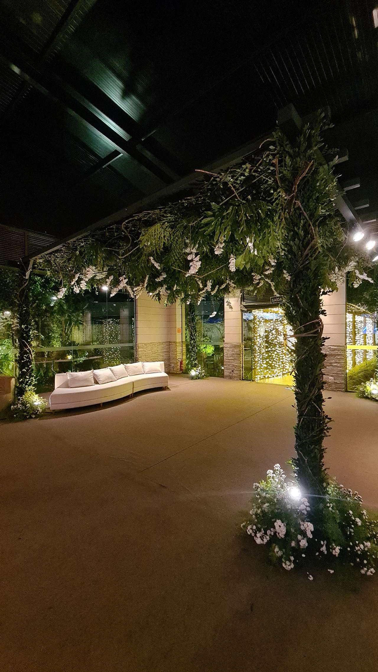 Entrada com arco de vegetação verde